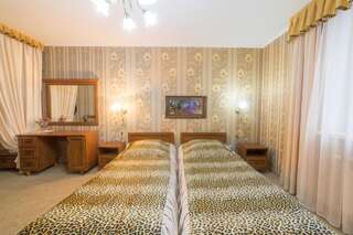 Отель Hotel Premyer Трускавец Стандартный двухместный номер с 2 отдельными кроватями-2