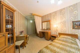 Отель Hotel Premyer Трускавец Стандартный двухместный номер с 2 отдельными кроватями-5