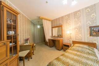 Отель Hotel Premyer Трускавец Стандартный двухместный номер с 2 отдельными кроватями-10